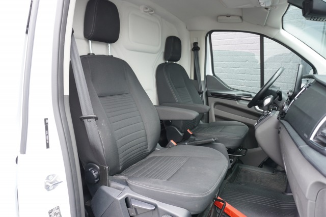 Ford Transit Custom 2.0 TDCI 130PK Automaat EURO 6 - Airco - Navi - Cruise - € 19.950,- Excl. Ford Transit Custom 2.0 TDCI 130PK Automaat EURO 6 - Airco - Navi - Cruise - € 19.950,- Excl.