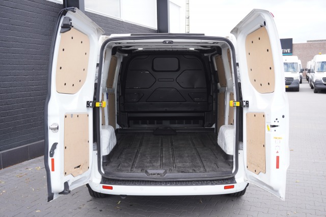 Ford Transit Custom 2.0 TDCI 130PK Automaat EURO 6 - Airco - Navi - Cruise - € 19.950,- Excl. Ford Transit Custom 2.0 TDCI 130PK Automaat EURO 6 - Airco - Navi - Cruise - € 19.950,- Excl.