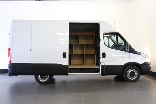 Iveco Daily 35S12V 2.3 L2H2 EURO 6 - Airco - Cruise - Camera - €13.900,- Excl. Iveco Daily 35S12V 2.3 L2H2 EURO 6 - Airco - Cruise - Camera - €13.900,- Excl.