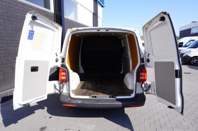 Volkswagen Transporter 2.0 TDI - EURO 6 - Airco - Navi - Cruise - €10.900,- Excl. Volkswagen Transporter 2.0 TDI - EURO 6 - Airco - Navi - Cruise - €10.900,- Excl.