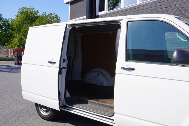 Volkswagen Transporter 2.0 TDI - EURO 6 - Airco - Navi - Cruise - €10.900,- Excl. Volkswagen Transporter 2.0 TDI - EURO 6 - Airco - Navi - Cruise - €10.900,- Excl.