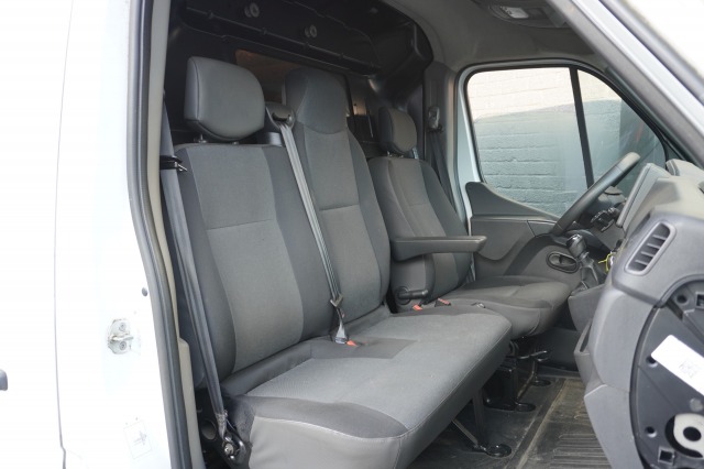Renault Master 2.3 dCi 150PK L2H2 - EURO 6 - Airco - Trekhaak - €14.900,- Excl. Renault Master 2.3 dCi 150PK L2H2 - EURO 6 - Airco - Trekhaak - €14.900,- Excl.