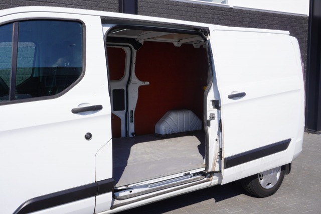 Ford Transit Custom 2.0 TDCI 130PK 2x Schuifdeur L2 - EURO 6 - Airco - Navi - Cruise - €13.950,- Excl. Ford Transit Custom 2.0 TDCI 130PK 2x Schuifdeur L2 - EURO 6 - Airco - Navi - Cruise - €13.950,- Excl.