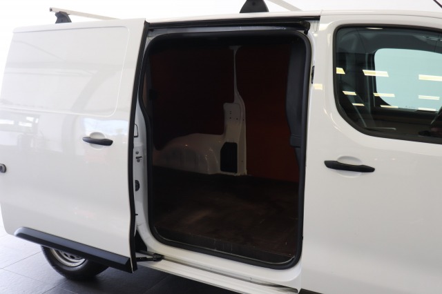 Peugeot Expert 1.5 BlueHDI 100PK L2 EURO 6 - Airco - Navi - Cruise - €11.900,- Excl. Peugeot Expert 1.5 BlueHDI 100PK L2 EURO 6 - Airco - Navi - Cruise - €11.900,- Excl.
