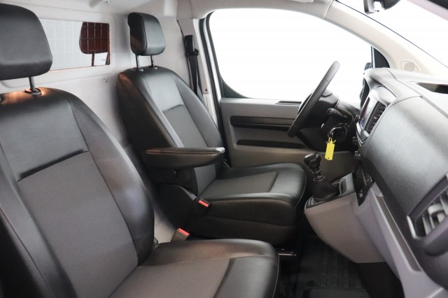 Peugeot Expert 1.5 BlueHDI 100PK L2 EURO 6 - Airco - Navi - Cruise - €11.900,- Excl. Peugeot Expert 1.5 BlueHDI 100PK L2 EURO 6 - Airco - Navi - Cruise - €11.900,- Excl.