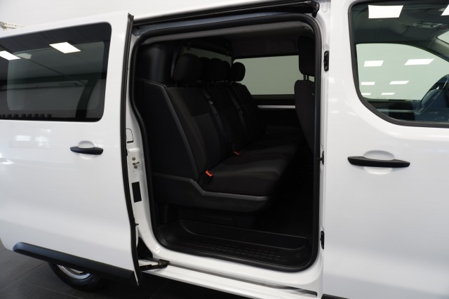 Peugeot Expert 2.0 BlueHDI 122PK L3 Dubbele Cabine EURO 6 - Airco - Navi - Cruise - €16.950,- Excl. Peugeot Expert 2.0 BlueHDI 122PK L3 Dubbele Cabine EURO 6 - Airco - Navi - Cruise - €16.950,- Excl.