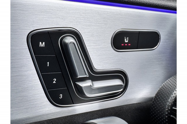 Mercedes-Benz A-Klasse 180 Business Solution AMG | Pano | Memory | Burmester | €25.900,- incl. BTW Mercedes-Benz A-Klasse 180 Business Solution AMG | Pano | Memory | Burmester | €25.900,- incl. BTW