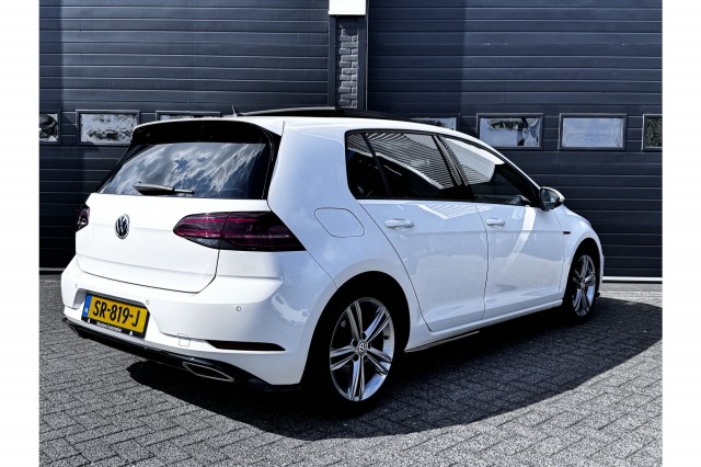 Volkswagen Golf 1.5 TSI 150PK Highline Business R-line Automaat | Pano | Virtual | ACC | Camera | €16.950,- incl. BTW