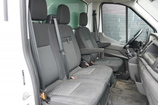 Ford Transit 2.0 TDCI L4 130PK Bakwagen EURO 6 - LAADKLEP - Airco - Navi - € 21.950,- Excl.