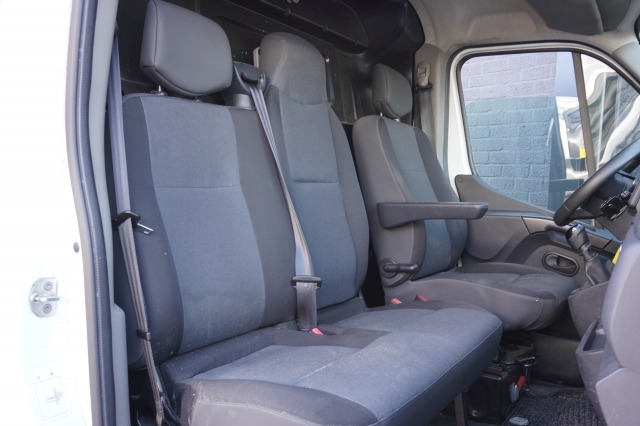Renault Master 2.3 dCi L2H2 EURO 6 - Airco - Navi - Cruise - €14.499,- Excl. Renault Master 2.3 dCi L2H2 EURO 6 - Airco - Navi - Cruise - €14.499,- Excl.