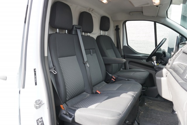Ford Transit Custom 2.0 TDCI 130PK L2 EURO 6 - Airco - Navi - Cruise - €12.950,- Excl. Ford Transit Custom 2.0 TDCI 130PK L2 EURO 6 - Airco - Navi - Cruise - €12.950,- Excl.
