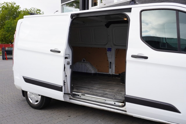 Ford Transit Custom 2.0 TDCI 130PK L2 EURO 6 - Airco - Navi - Cruise - €12.950,- Excl. Ford Transit Custom 2.0 TDCI 130PK L2 EURO 6 - Airco - Navi - Cruise - €12.950,- Excl.