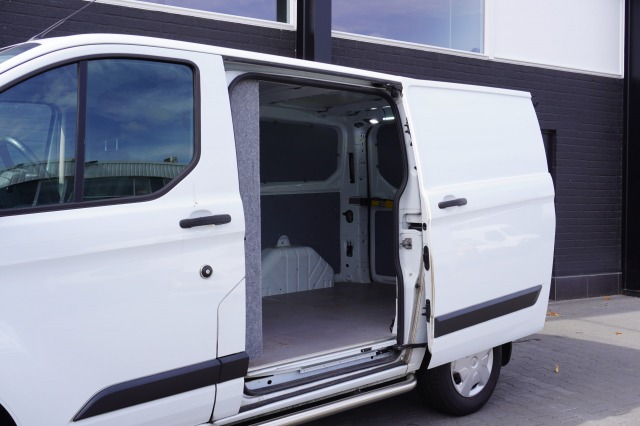 Ford Transit Custom 2.0 TDCI 2x Schuifdeur EURO 6 - Airco - Navi - Cruise - €12.950,- Excl. Ford Transit Custom 2.0 TDCI 2x Schuifdeur EURO 6 - Airco - Navi - Cruise - €12.950,- Excl.