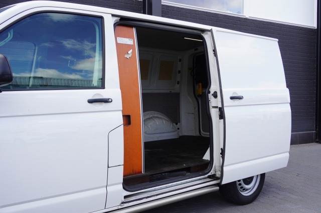 Volkswagen Transporter 2.0 TDI Dubbele Schuifdeur EURO 6 - Airco - Navi - Cruise - €11.950,- Excl. Volkswagen Transporter 2.0 TDI Dubbele Schuifdeur EURO 6 - Airco - Navi - Cruise - €11.950,- Excl.
