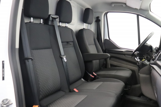 Ford Transit Custom 2.0 TDCI EURO 6 - Airco - Navi - Cruise - € 13.950,- Excl. Ford Transit Custom 2.0 TDCI EURO 6 - Airco - Navi - Cruise - € 13.950,- Excl.