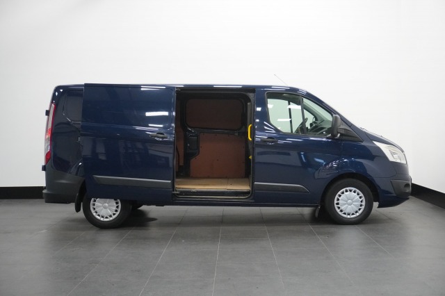 Ford Transit Custom 310 2.2 TDCI L2 - Airco - Cruise - Trekhaak - €3.950,- Ex. BTW Ford Transit Custom 310 2.2 TDCI L2 - Airco - Cruise - Trekhaak - €3.950,- Ex. BTW
