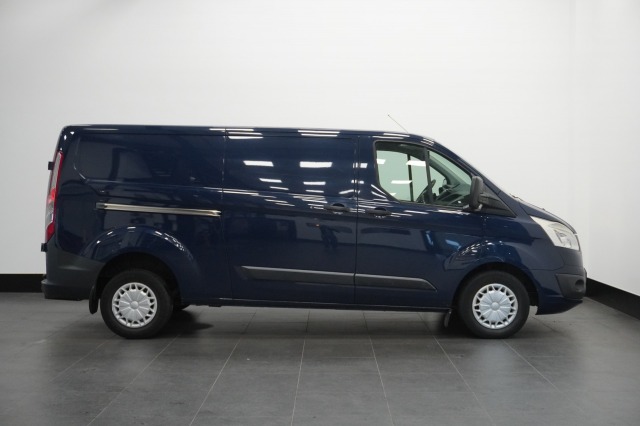 Ford Transit Custom 310 2.2 TDCI L2 - Airco - Cruise - Trekhaak - €3.950,- Ex. BTW Ford Transit Custom 310 2.2 TDCI L2 - Airco - Cruise - Trekhaak - €3.950,- Ex. BTW