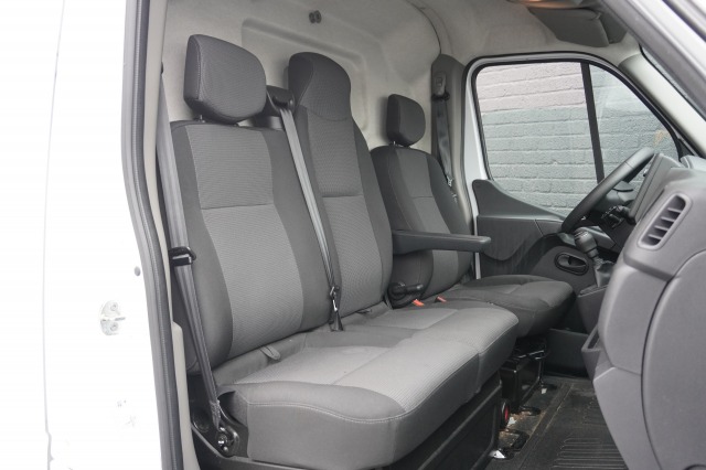 Renault Master 2.3 dCi 135PK L2H2 EURO 6 - Airco - Navi - Cruise - €16.950,- Excl.