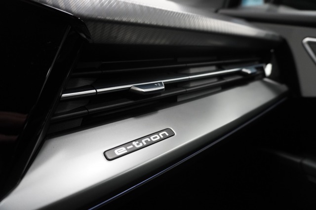 Audi Q4 e-tron 40 Launch edition Advanced S-Line 77 kWh 3 Fasen | Leder | Camera | Warmtepomp | ACC | €31.900,- Incl. BTW